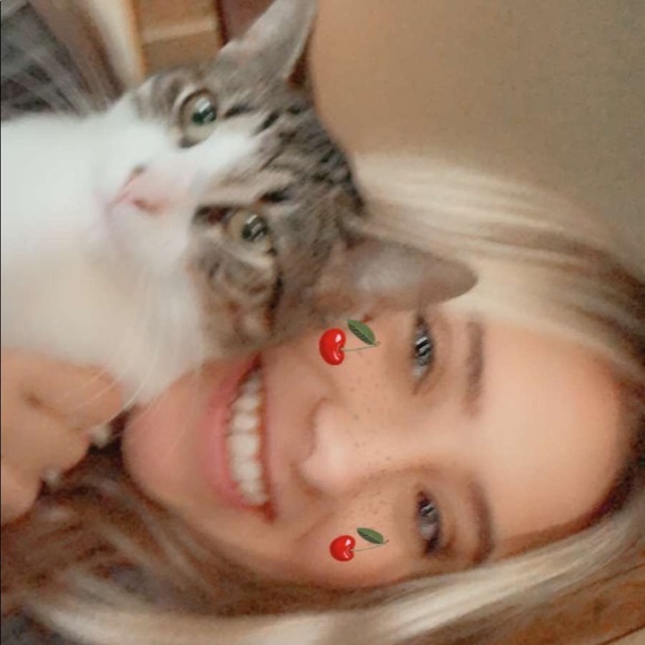 Meet your Posher, Sarah - Picture 2 of 3